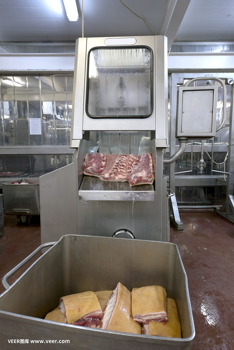 食品工廠的生產線。肉類產品的準備。